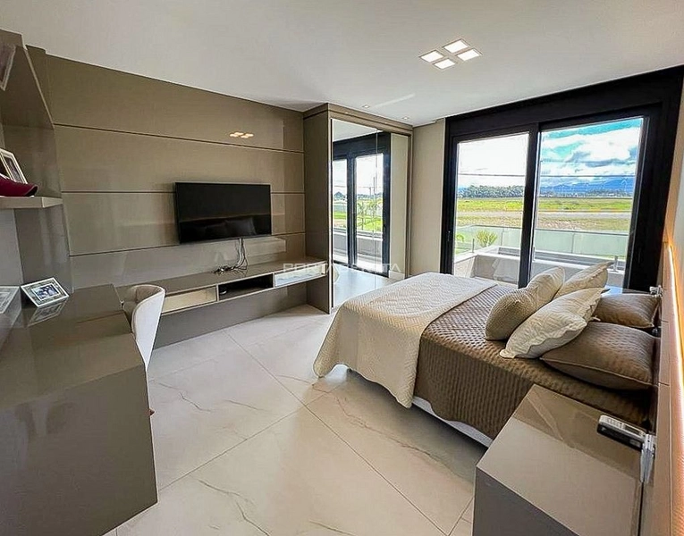 Sobrado beira lago, mobiliado e decorado, condomínio Enseada.: 4ª foto da galeria de imagens do imóvel