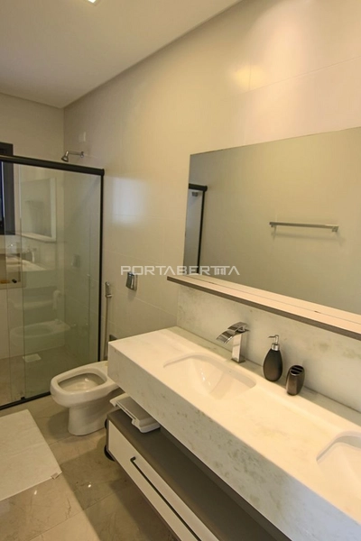 Sobrado beira lago, mobiliado e decorado, condomínio Enseada.: 2ª foto da galeria de imagens do imóvel