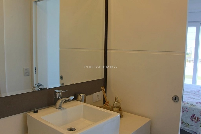 Sobrado beira lago, mobiliado e decorado, condomínio Enseada.: 6ª foto da galeria de imagens do imóvel