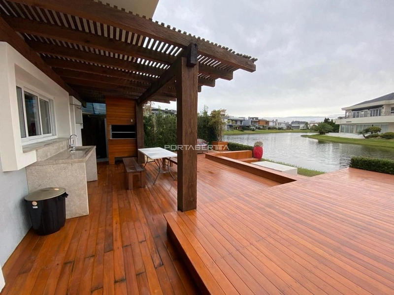 Sobrado beira lago, mobiliado e decorado, condomínio Enseada.: 2ª foto da galeria de imagens do imóvel