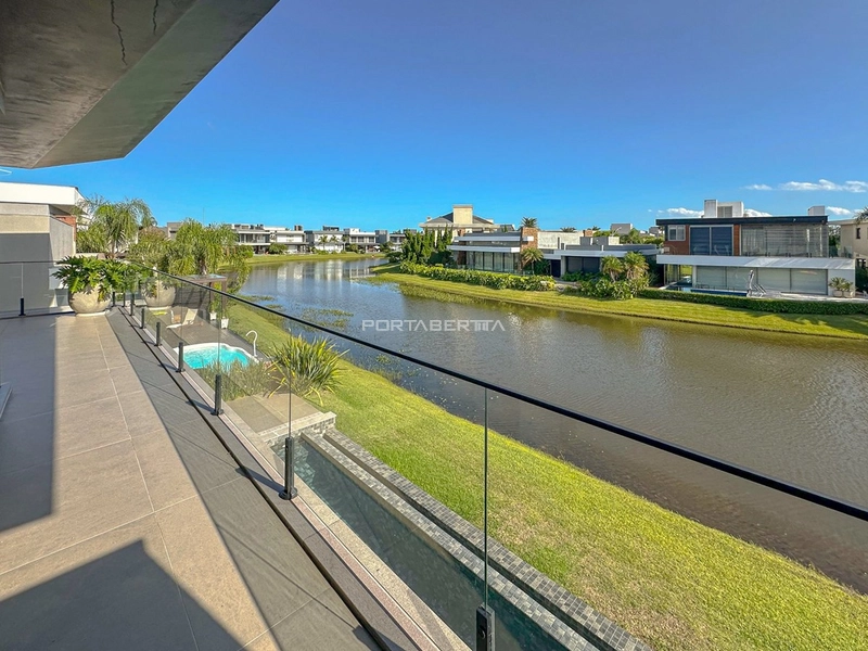 Sobrado beira lago, mobiliado e decorado, condomínio Enseada: 2ª foto da galeria de imagens do imóvel