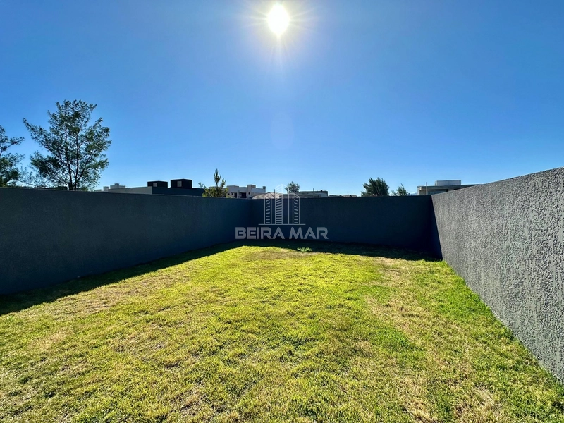 CASA À VENDA NO JARDIM BEIRA MAR, PRÓXIMO AO MAR: 3ª foto da galeria de imagens do imóvel