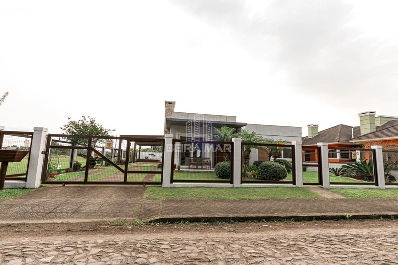 Casa em ótima localização em Atlântida: 3ª foto da galeria de imagens do imóvel