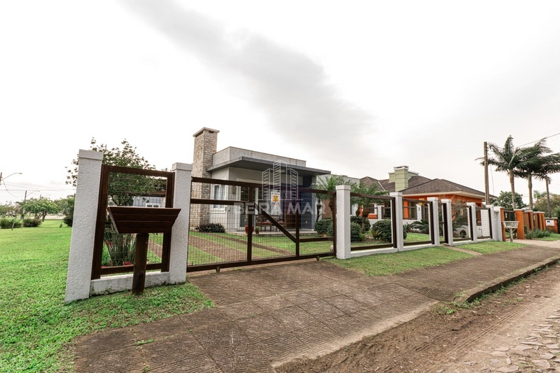 Casa em ótima localização em Atlântida: 1ª foto da galeria de imagens do imóvel