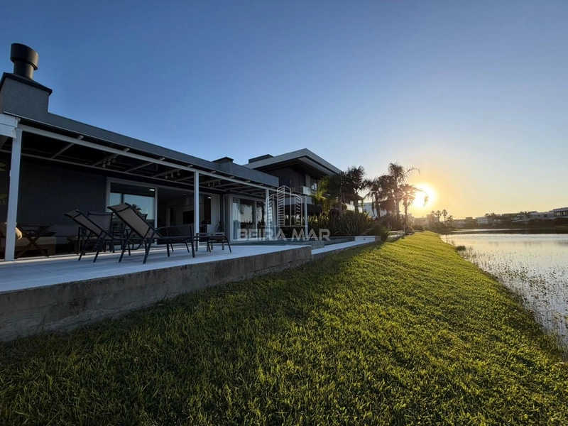 Casa térrea à beira do lago no Condomínio Enseada: 4ª foto da galeria de imagens do imóvel