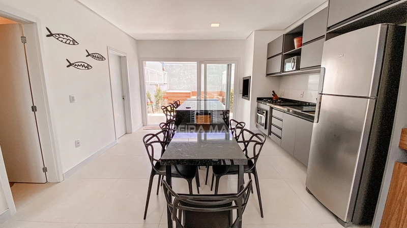 Duplex frente leste totalmente mobiliado e somente 2 quadras do mar!: 3ª foto da galeria de imagens do imóvel