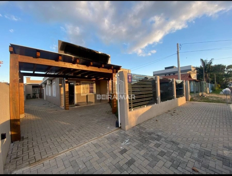Linda casa de frente em Capão da Canoa!: 1ª foto da galeria de imagens do imóvel