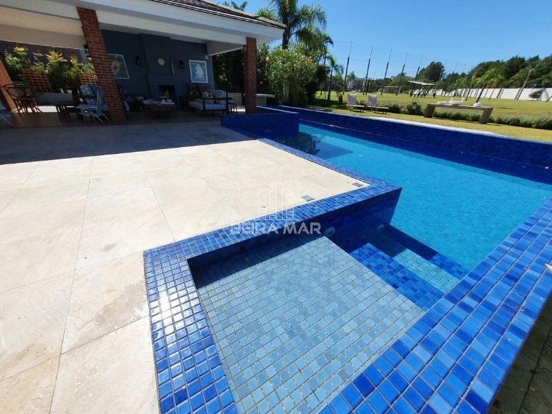 Sobrado à Venda em Condomínio com Piscina: 4ª foto da galeria de imagens do imóvel