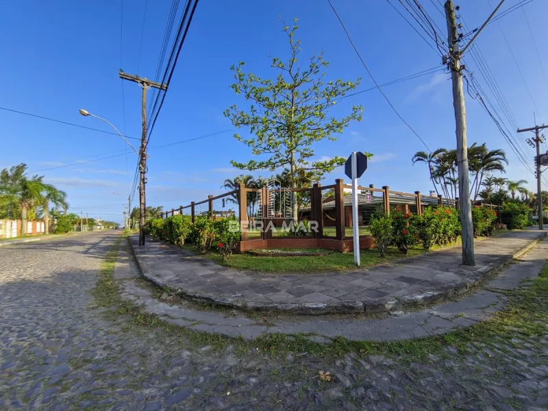 Casa térrea no centro de Atlântida: 5ª foto da galeria de imagens do imóvel