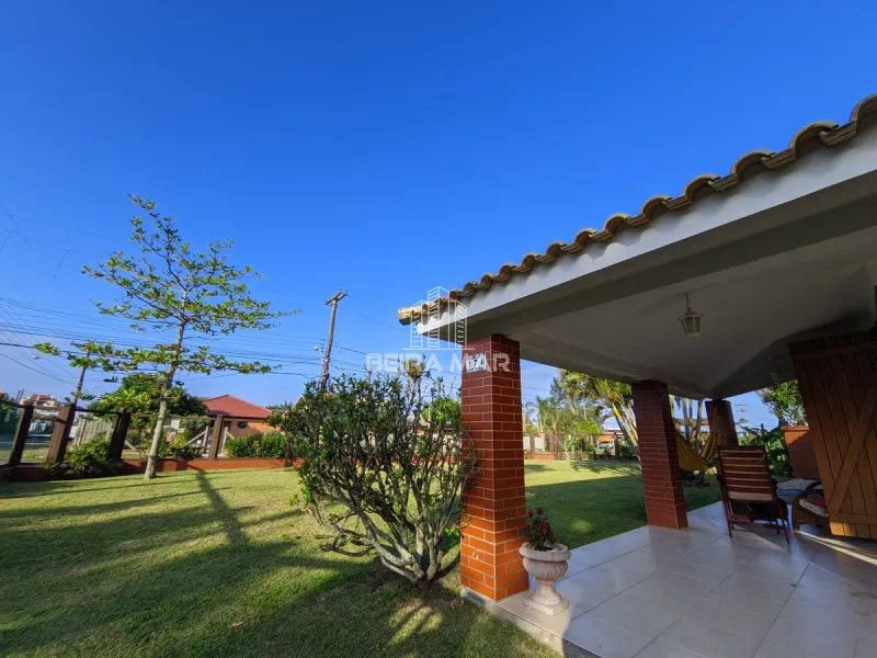 Casa térrea no centro de Atlântida: 1ª foto da galeria de imagens do imóvel