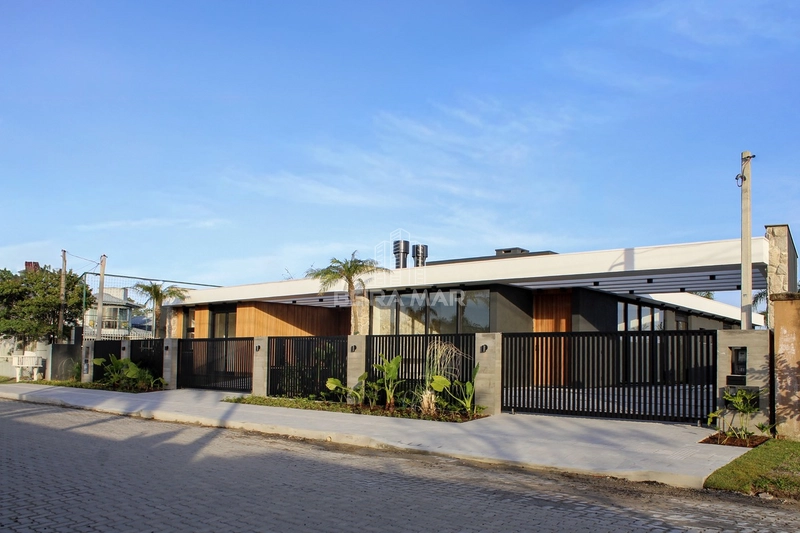 Casa nova e sofisticada em Atlântida: 9ª foto da galeria de imagens do imóvel