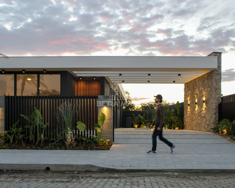 Casa nova e sofisticada em Atlântida: 10ª foto da galeria de imagens do imóvel