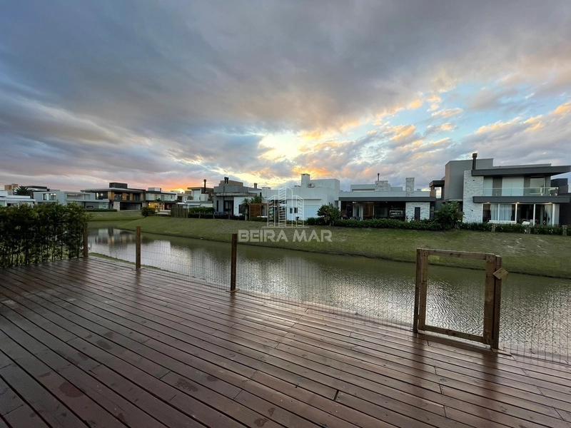 Casa à Venda em Condomínio Fechado - Beira Lago: 2ª foto da galeria de imagens do imóvel