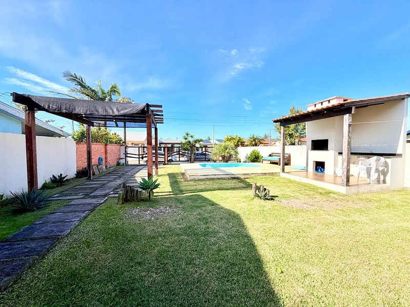 imóvel em Atlântida sul - Frente leste com piscina : 3ª foto da galeria de imagens do imóvel