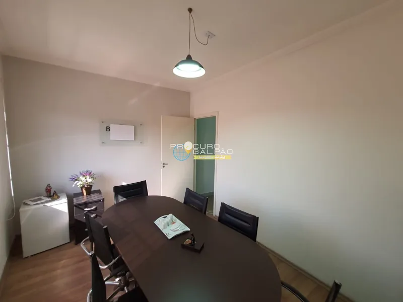 Sala em avenida movimentada: 2ª foto da galeria de imagens do imóvel