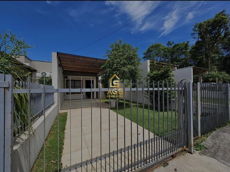 Casa com piscina: 2ª foto da galeria de imagens do imóvel