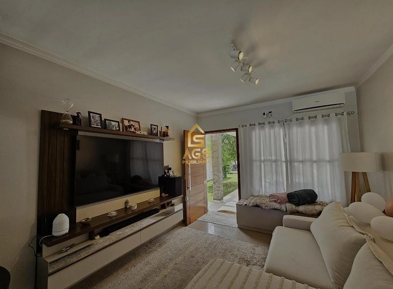 Casa com piscina: 6ª foto da galeria de imagens do imóvel