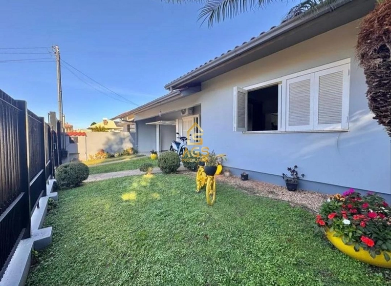 Casa semimobiliada com 3 dormitórios, amplo terreno e excelente localização no Bairro São Cristóvão: 2ª foto da galeria de imagens do imóvel