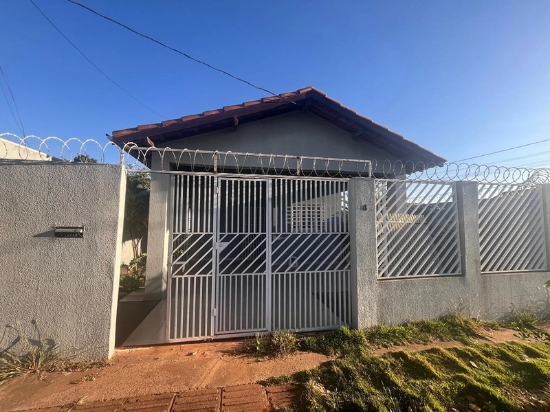 Casa com quintal amplo : 1ª foto da galeria de imagens do imóvel