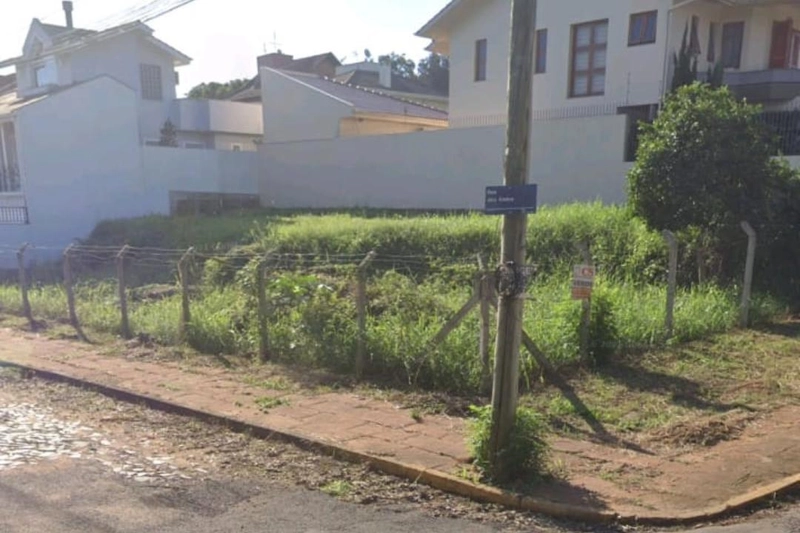 Terreno de esquina, com leve aclive nos fundos em relação a rua Ref.:227: 3ª foto da galeria de imagens do imóvel