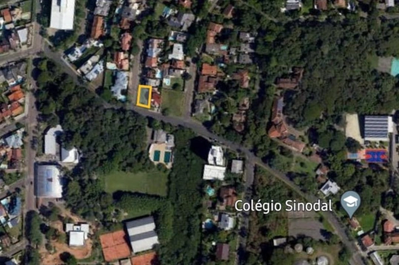 Terreno de esquina, com leve aclive nos fundos em relação a rua Ref.:227: 1ª foto da galeria de imagens do imóvel