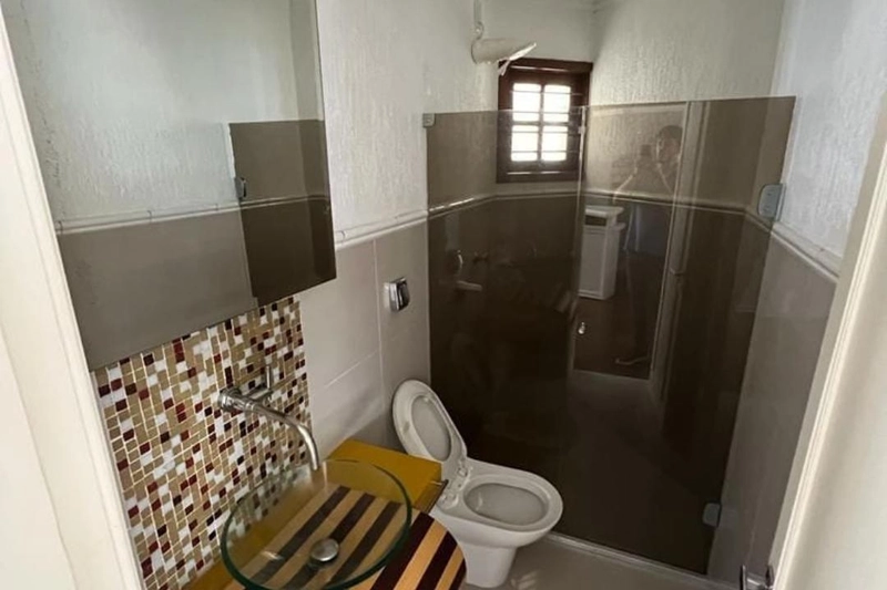 Casa de 4 dormitórios, sendo um deles suíte com closet, pátio externo aos fundos do terreno, 2 salas de estar e 2 salas de jantar. REF: 312: 9ª foto da galeria de imagens do imóvel