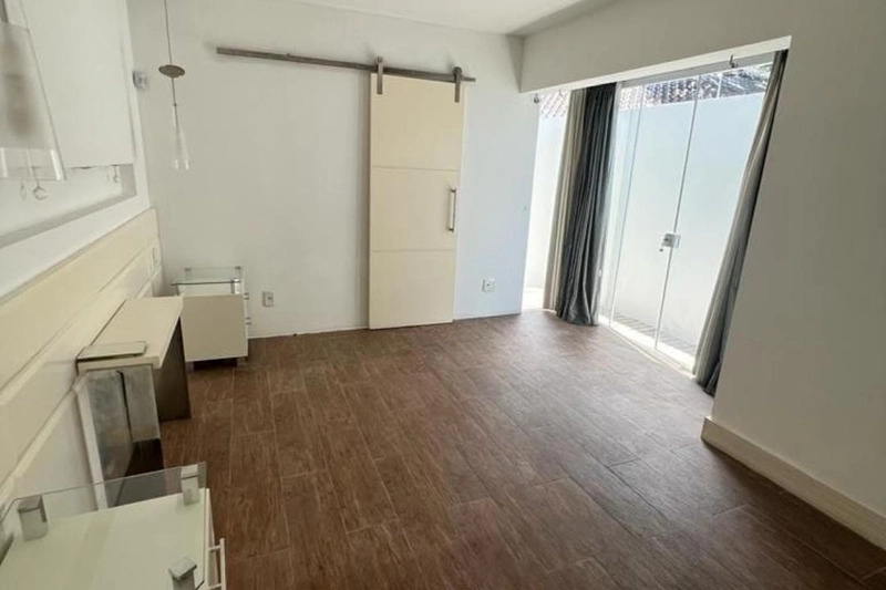 Casa de 4 dormitórios, sendo um deles suíte com closet, pátio externo aos fundos do terreno, 2 salas de estar e 2 salas de jantar. REF: 312: 12ª foto da galeria de imagens do imóvel