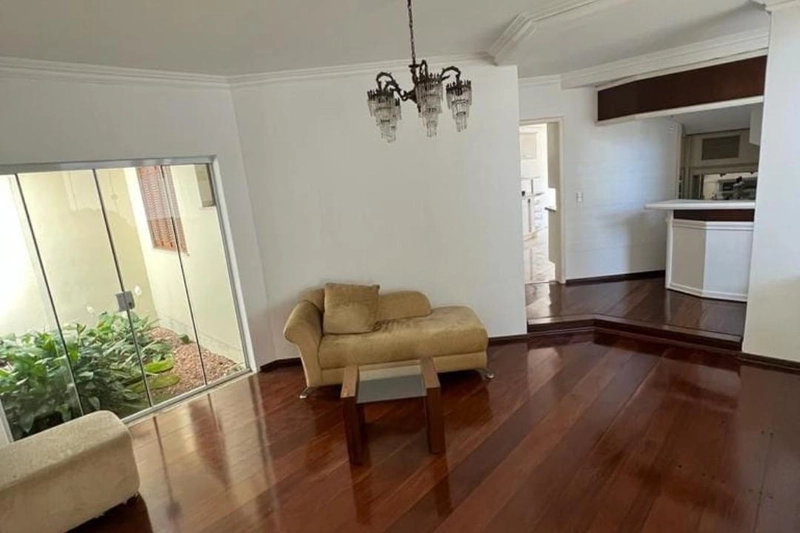 Casa de 4 dormitórios, sendo um deles suíte com closet, pátio externo aos fundos do terreno, 2 salas de estar e 2 salas de jantar. REF: 312: 26ª foto da galeria de imagens do imóvel