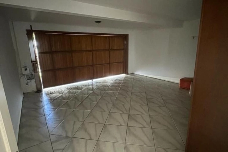 Casa de 4 dormitórios, sendo um deles suíte com closet, pátio externo aos fundos do terreno, 2 salas de estar e 2 salas de jantar. REF: 312: 16ª foto da galeria de imagens do imóvel