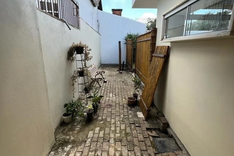 Casa de 4 dormitórios, sendo um deles suíte com closet, pátio externo aos fundos do terreno, 2 salas de estar e 2 salas de jantar. REF: 312: 27ª foto da galeria de imagens do imóvel