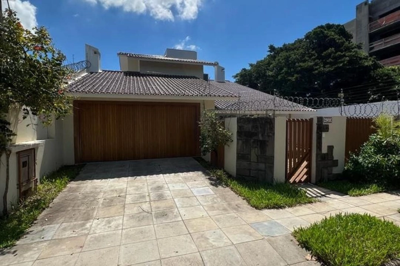 Casa de 4 dormitórios, sendo um deles suíte com closet, pátio externo aos fundos do terreno, 2 salas de estar e 2 salas de jantar. REF: 312: 13ª foto da galeria de imagens do imóvel