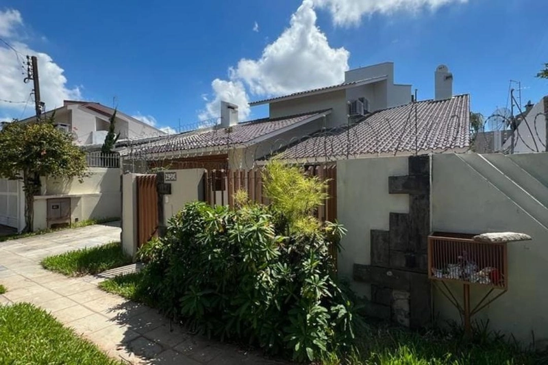 Casa de 4 dormitórios, sendo um deles suíte com closet, pátio externo aos fundos do terreno, 2 salas de estar e 2 salas de jantar. REF: 312: 2ª foto da galeria de imagens do imóvel