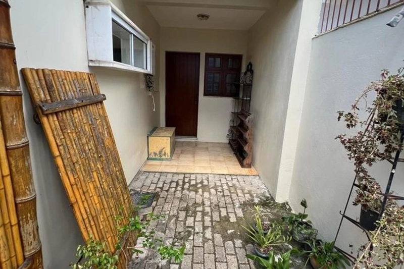 Casa de 4 dormitórios, sendo um deles suíte com closet, pátio externo aos fundos do terreno, 2 salas de estar e 2 salas de jantar. REF: 312: 24ª foto da galeria de imagens do imóvel