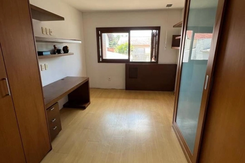 Casa de 4 dormitórios, sendo um deles suíte com closet, pátio externo aos fundos do terreno, 2 salas de estar e 2 salas de jantar. REF: 312: 15ª foto da galeria de imagens do imóvel