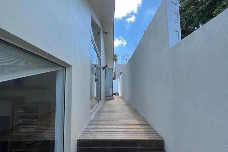 Casa de 4 dormitórios, sendo um deles suíte com closet, pátio externo aos fundos do terreno, 2 salas de estar e 2 salas de jantar. REF: 312: 14ª foto da galeria de imagens do imóvel