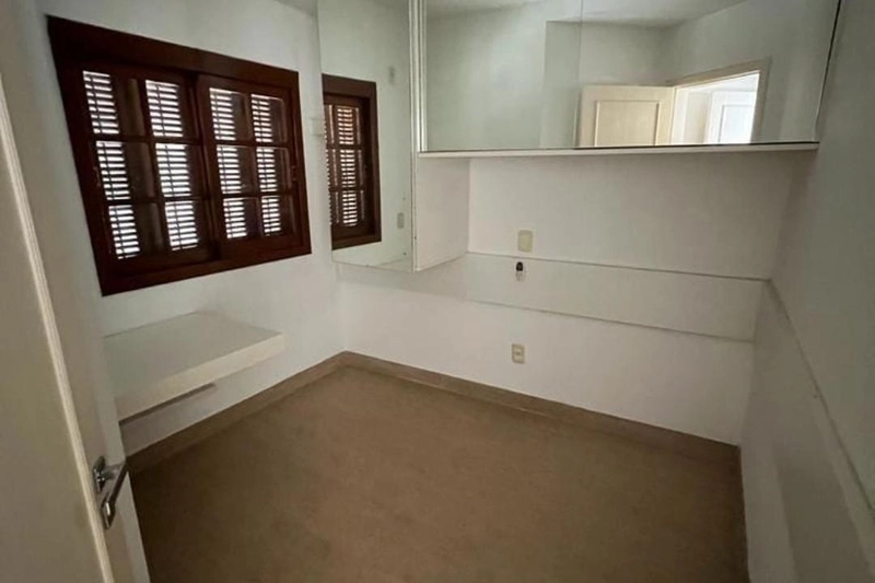 Casa de 4 dormitórios, sendo um deles suíte com closet, pátio externo aos fundos do terreno, 2 salas de estar e 2 salas de jantar. REF: 312: 1ª foto da galeria de imagens do imóvel