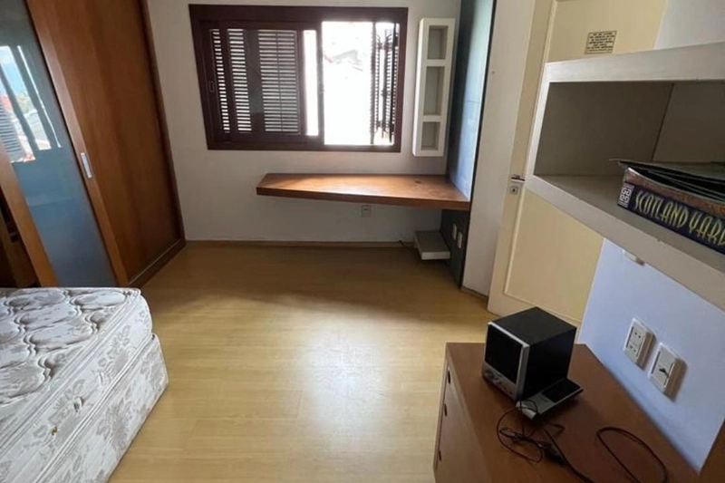Casa de 4 dormitórios, sendo um deles suíte com closet, pátio externo aos fundos do terreno, 2 salas de estar e 2 salas de jantar. REF: 312: 8ª foto da galeria de imagens do imóvel