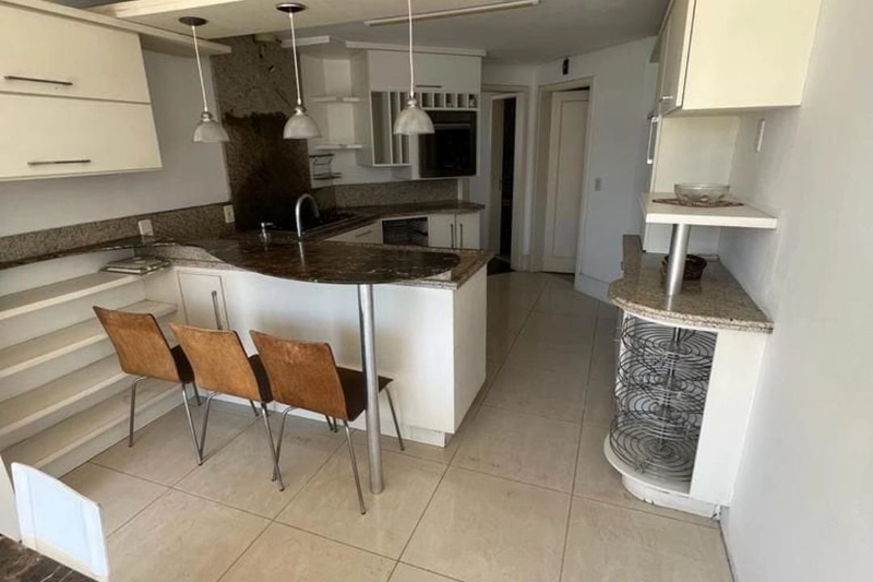 Casa de 4 dormitórios, sendo um deles suíte com closet, pátio externo aos fundos do terreno, 2 salas de estar e 2 salas de jantar. REF: 312: 7ª foto da galeria de imagens do imóvel