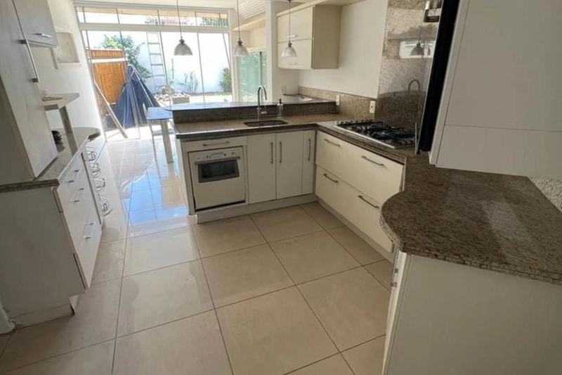 Casa de 4 dormitórios, sendo um deles suíte com closet, pátio externo aos fundos do terreno, 2 salas de estar e 2 salas de jantar. REF: 312: 22ª foto da galeria de imagens do imóvel