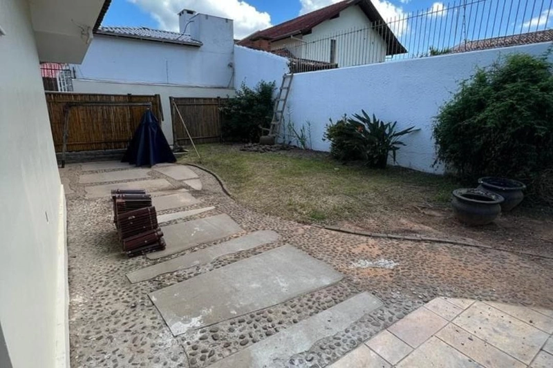 Casa de 4 dormitórios, sendo um deles suíte com closet, pátio externo aos fundos do terreno, 2 salas de estar e 2 salas de jantar. REF: 312: 18ª foto da galeria de imagens do imóvel