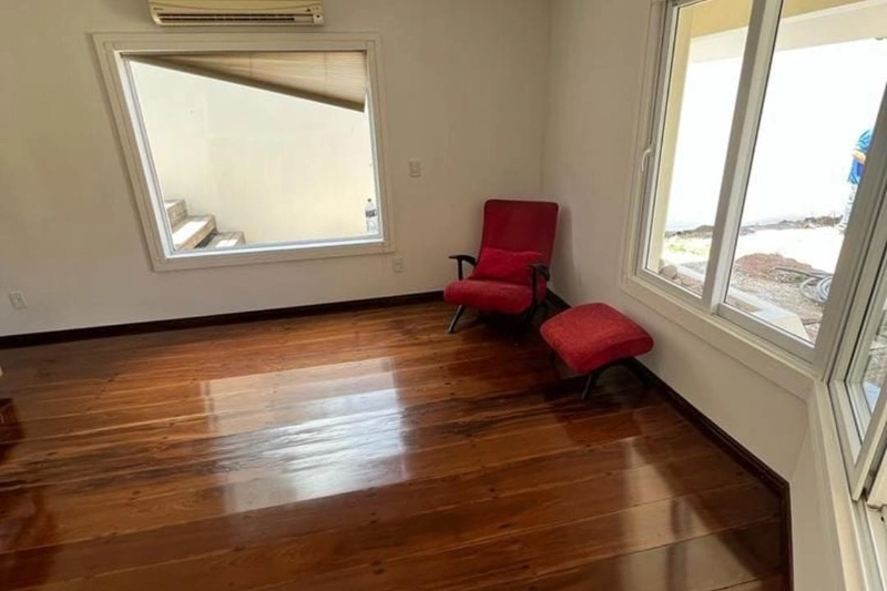 Casa de 4 dormitórios, sendo um deles suíte com closet, pátio externo aos fundos do terreno, 2 salas de estar e 2 salas de jantar. REF: 312: 10ª foto da galeria de imagens do imóvel