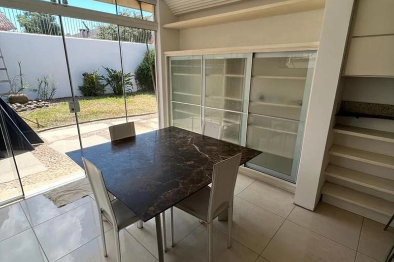 Casa de 4 dormitórios, sendo um deles suíte com closet, pátio externo aos fundos do terreno, 2 salas de estar e 2 salas de jantar. REF: 312: 19ª foto da galeria de imagens do imóvel