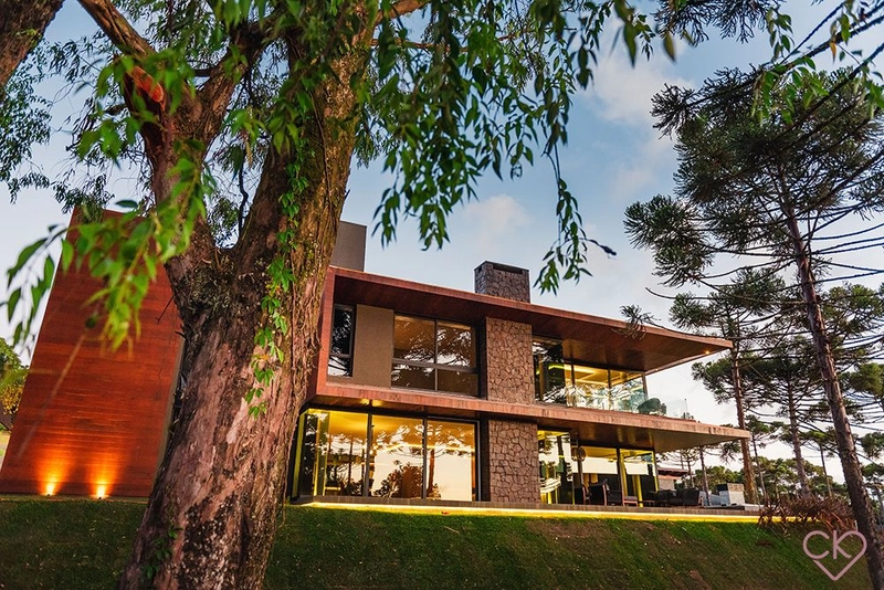 Casa de altíssimo padrão, com área construída de 590,53m² em amplo terreno de 800 m² com frondosas araucárias. REF: 186: 6ª foto da galeria de imagens do imóvel