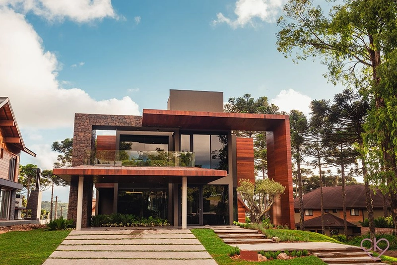 Casa de altíssimo padrão, com área construída de 590,53m² em amplo terreno de 800 m² com frondosas araucárias. REF: 186: 83ª foto da galeria de imagens do imóvel