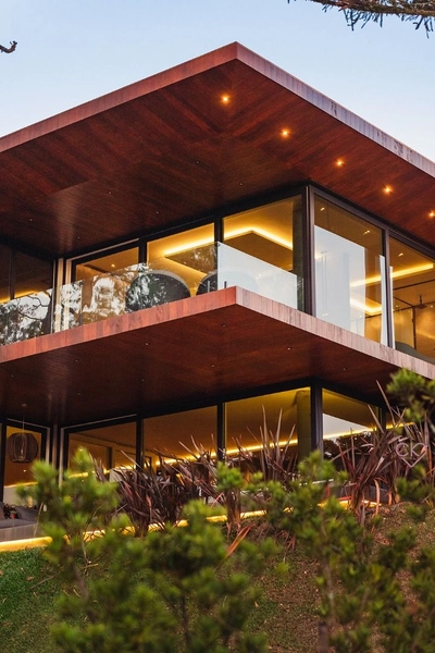 Casa de altíssimo padrão, com área construída de 590,53m² em amplo terreno de 800 m² com frondosas araucárias. REF: 186: 67ª foto da galeria de imagens do imóvel