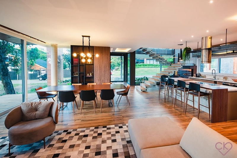 Casa de altíssimo padrão, com área construída de 590,53m² em amplo terreno de 800 m² com frondosas araucárias. REF: 186: 25ª foto da galeria de imagens do imóvel