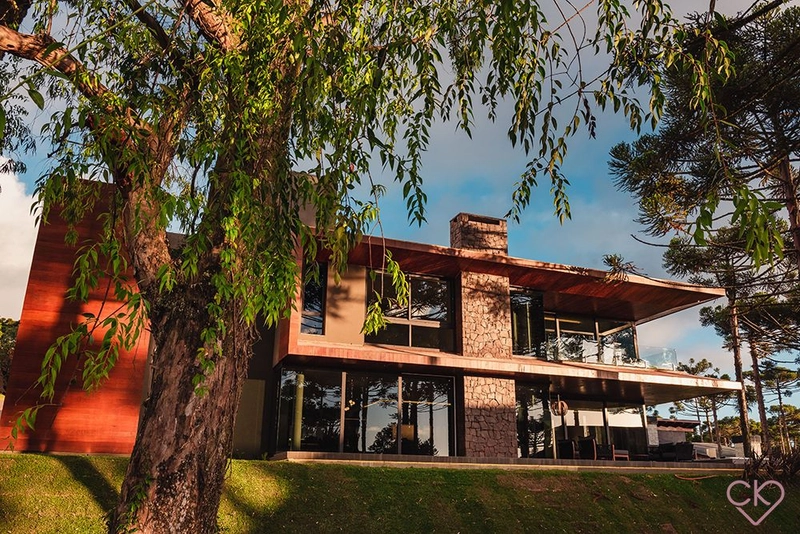 Casa de altíssimo padrão, com área construída de 590,53m² em amplo terreno de 800 m² com frondosas araucárias. REF: 186: 94ª foto da galeria de imagens do imóvel
