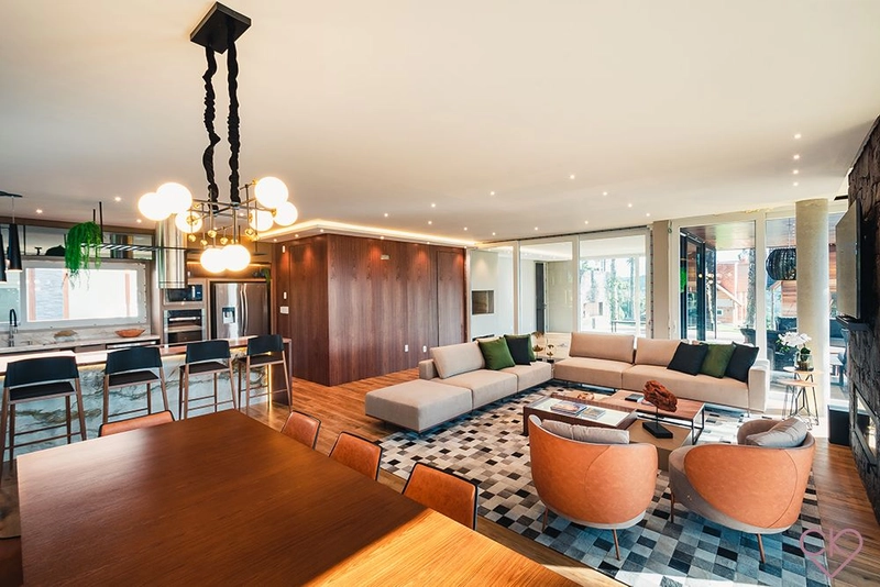 Casa de altíssimo padrão, com área construída de 590,53m² em amplo terreno de 800 m² com frondosas araucárias. REF: 186: 21ª foto da galeria de imagens do imóvel