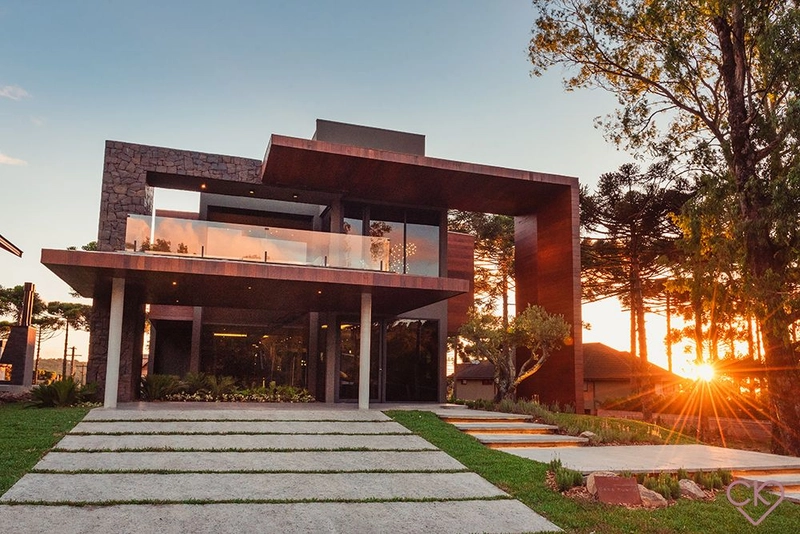 Casa de altíssimo padrão, com área construída de 590,53m² em amplo terreno de 800 m² com frondosas araucárias. REF: 186: 1ª foto da galeria de imagens do imóvel