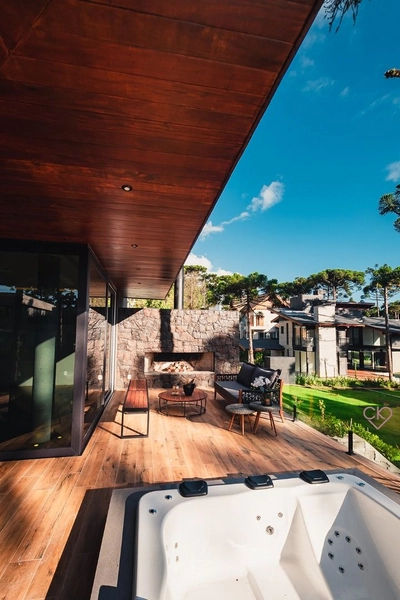 Casa de altíssimo padrão, com área construída de 590,53m² em amplo terreno de 800 m² com frondosas araucárias. REF: 186: 40ª foto da galeria de imagens do imóvel